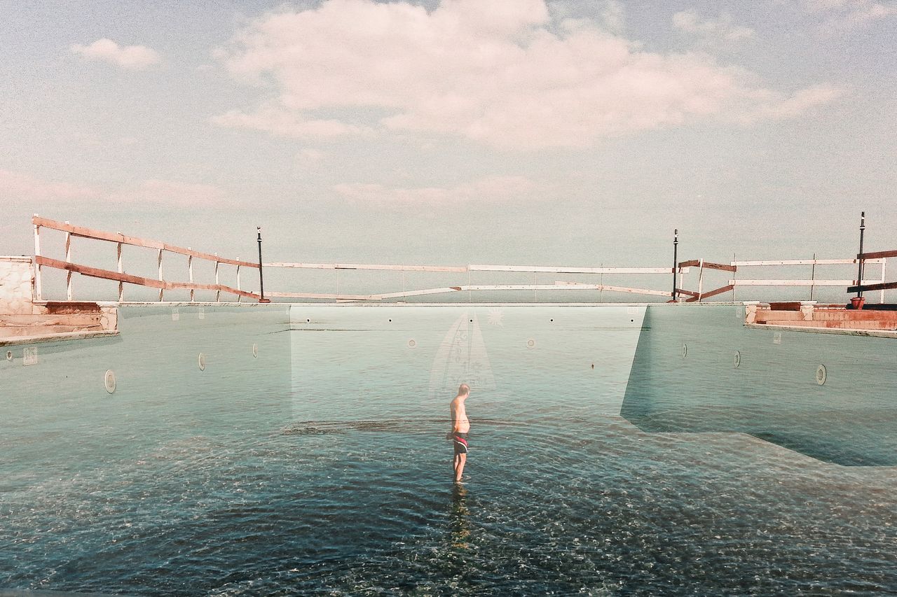 „Alone in the pool" / „To zdjęcie o podwójnej ekspozycji powstało poprzez połączenie dwóch fotografii wykonanych w mojej rodzinnej, nadmorskiej miejscowości Bari we Włoszech. Uchwyciłem kadr pustego basenu w styczniu 2015 r. na zamkniętej łaźni, a zdjęcie człowieka kąpiącego się w morzu sfotografowałem w sierpniu 2014 r. tuż przed moim domem. Chciałem w jednym obrazie połączyć dwie twarze mojego miasta i to, jak zmienia się wraz z porami roku" - opisuje Luca Laghetti.