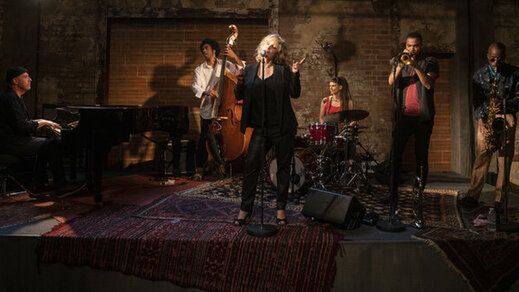 Netflix udostępnia pierwszy zwiastun "The Eddy". W serialu gra Joanna Kulig 1