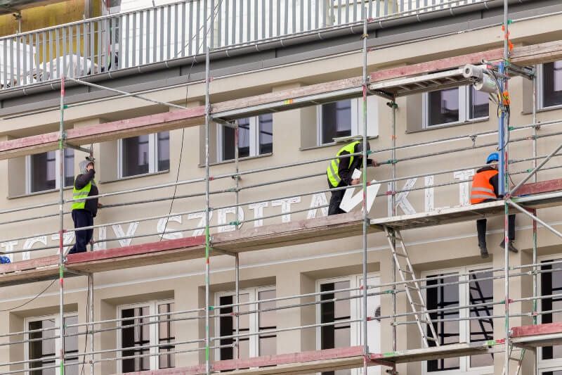 Na elewacji budynku szpitala SPSK4 zawisł nowy napis