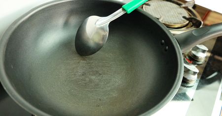 Czy można smażyć na porysowanej patelni? Wielu z nas popełnia poważny błąd