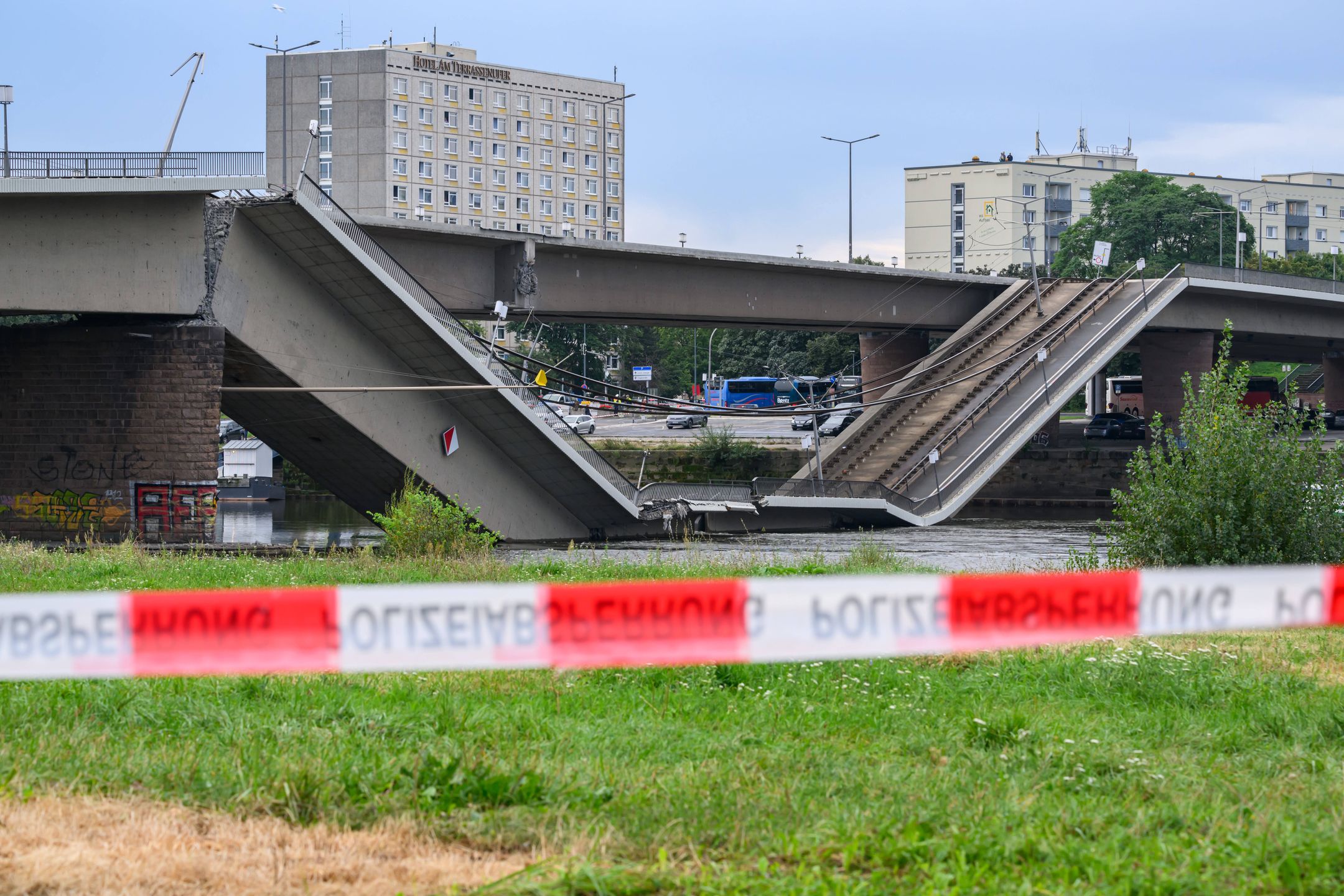 Carola Bridge in Dresden collapses11 September 2024, Saxony, Dresden: Parts of the Carola Bridge over the Elbe have collapsed. Photo: Robert Michael/dpa Dostawca: PAP/DPA.Robert Michael