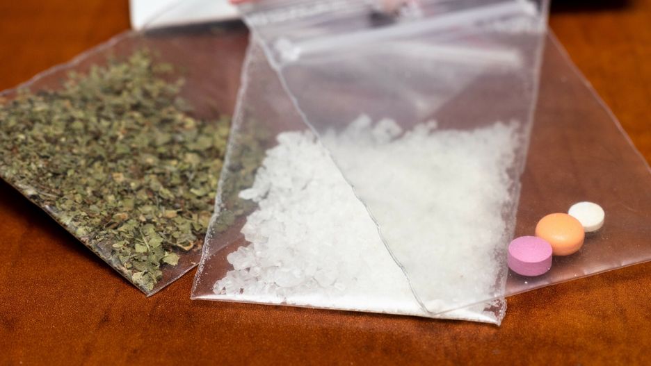 Narkotyki - sesja ilustracyjna
Fot. Karol Porwich/EastNews, Czestochowa, 08.07.2022. Sesja ilustrujaca narkotyki. Materialy szkoleniowe - demonstracyjne KWP. N/z: Dopalacze.
Karol Porwich