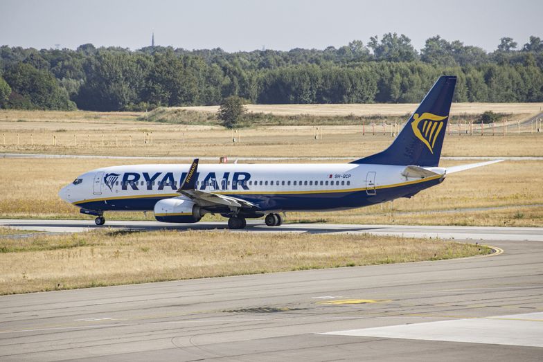 Koniec z wnoszeniem alkoholu do samolotu na "imprezowych trasach". Jest decyzja Ryanaira