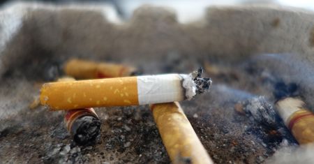 Francja wypowiada wojnę paleniu: zakaz obejmie plaże, parki i okolice szkół