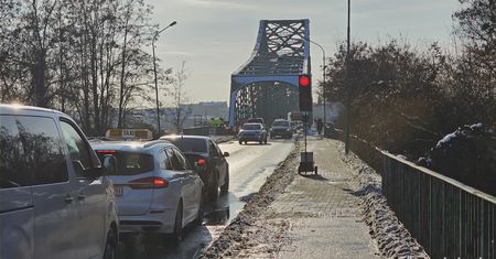Remont mostu stalowego ruszył. Kierowców czekają zmiany w ruchu i chwilowe utrudnienia