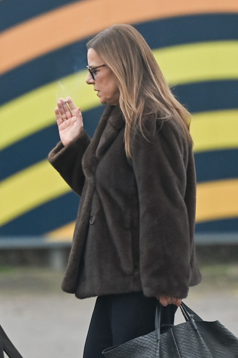 Agata Kulesza z papierosem