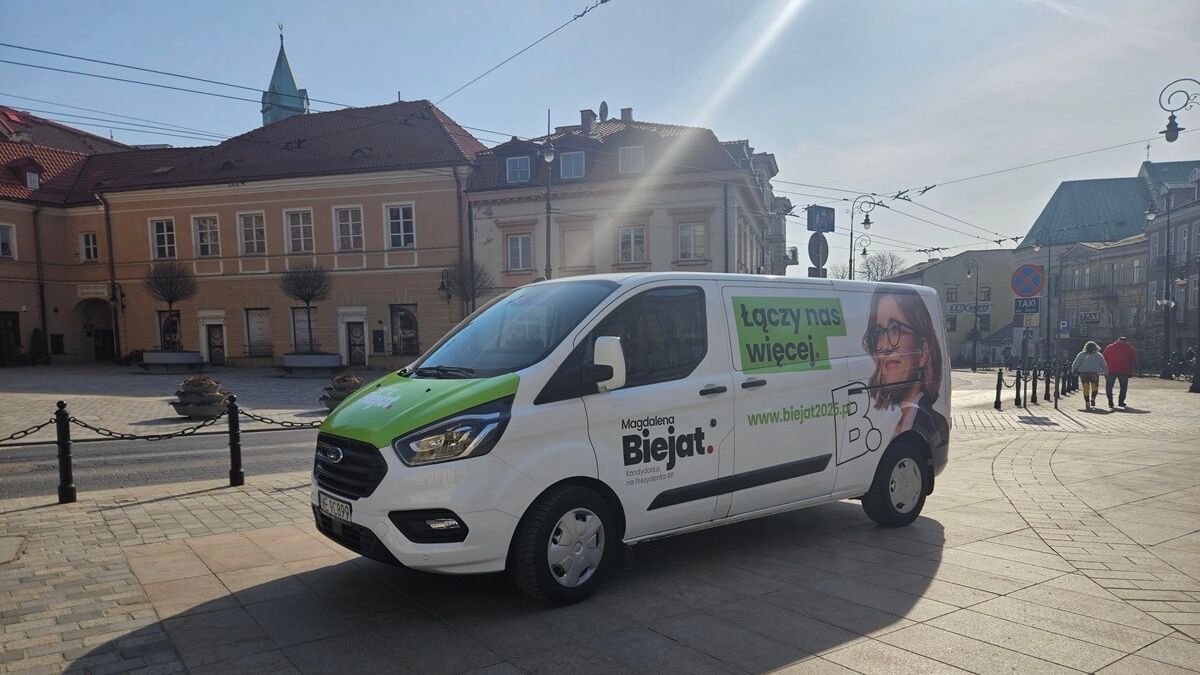 Auto Magdaleny Biejat nielegalnie zaparkowało przed Ratuszem w Lublinie