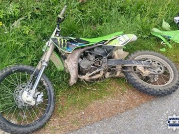 16-latek ciężko ranny po zderzeniu z samochodem. Nastolatek jechał crossem nie mając uprawnień