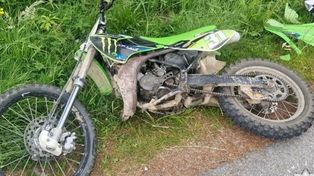 16-latek ciężko ranny po zderzeniu z samochodem. Nastolatek jechał crossem nie mając uprawnień