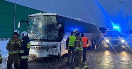 Zderzenie autobusów pod Nowym Dworem Mazowieckim. 15 osób rannych
