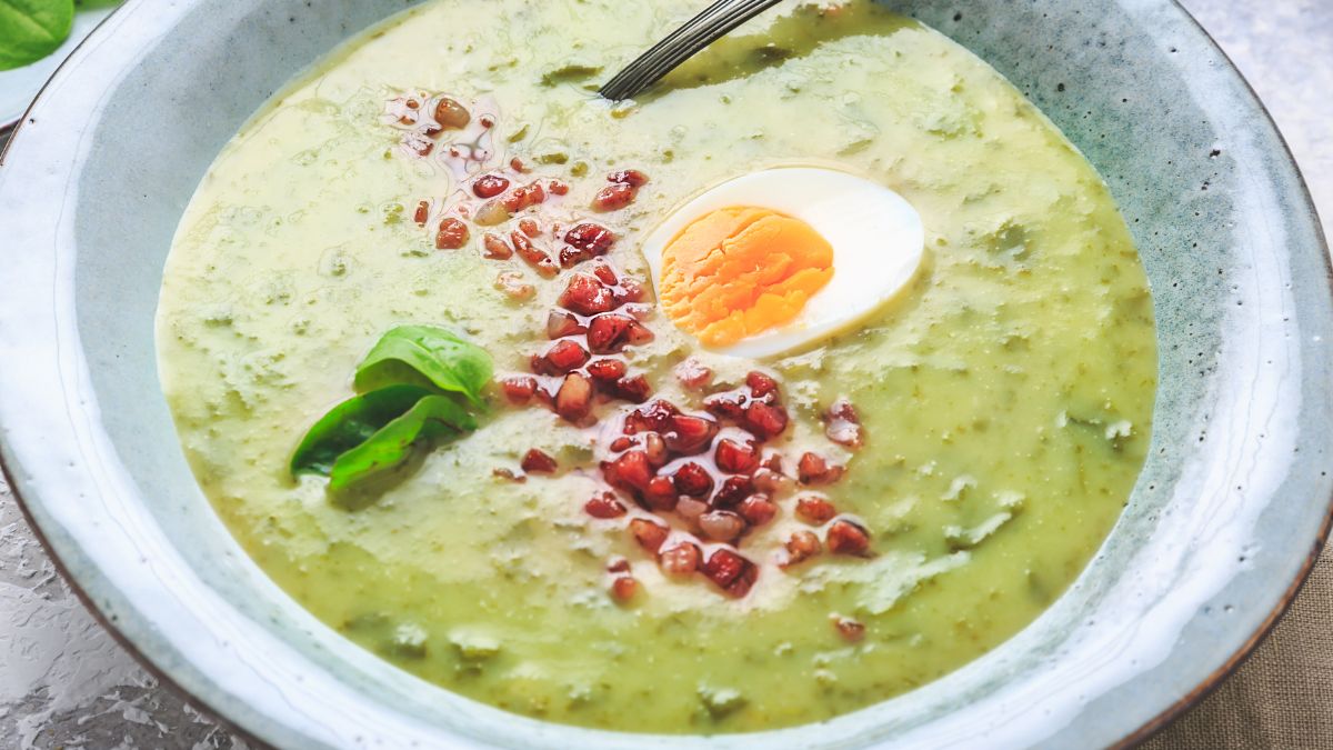 Kremowa zupa szczawiowa z boczkiem i jajkiem