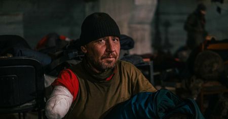 Uwolniono obrońców z Azowstalu. "Większość nie ma nóg i rąk"