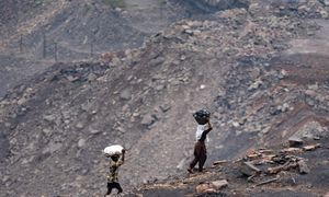 Nazywają je "mysimi dziurami". W nielegalnej kopalni zginęło 18 osób