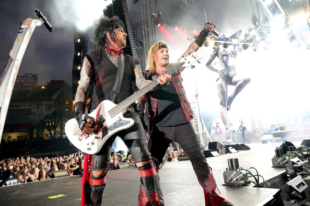 Nikki Sixx i Vince Neil na scenie w Atlancie