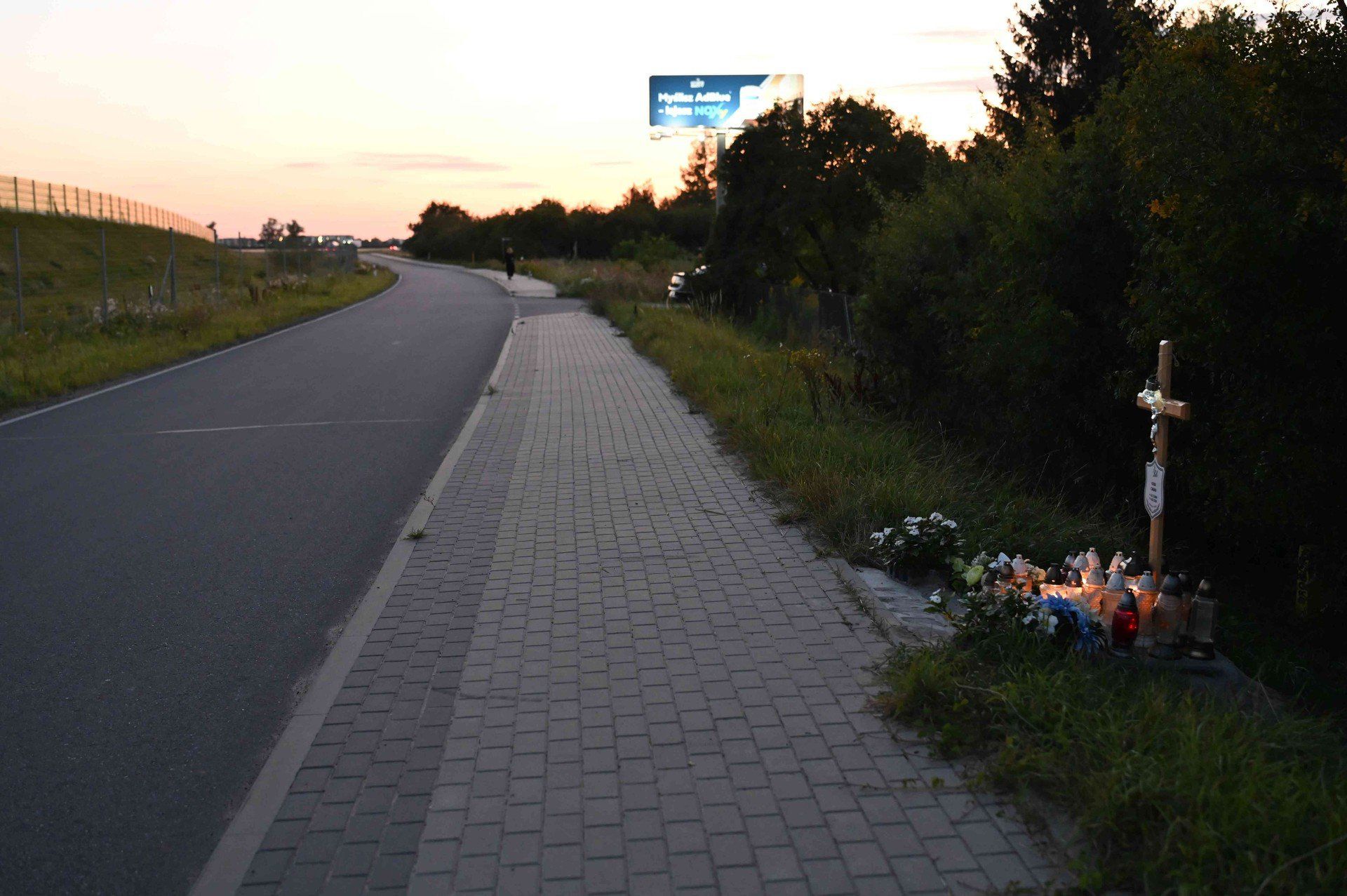 Droga zazwyczaj jest pusta i wiedzie równolegle do S5. Rzadko kiedy przejeżdżają tam samochody. Słychać jedynie auta przejeżdżające ekspresówką.