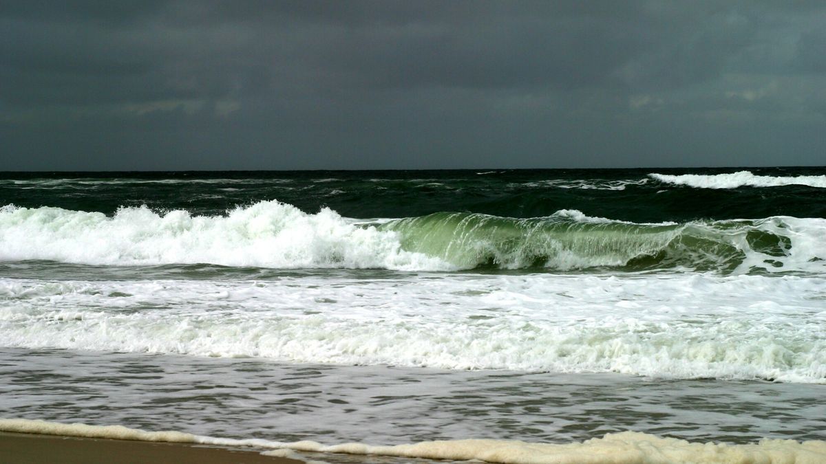Potężna fala zabiła na plaży jedną osobę, co najmniej 36 rannych