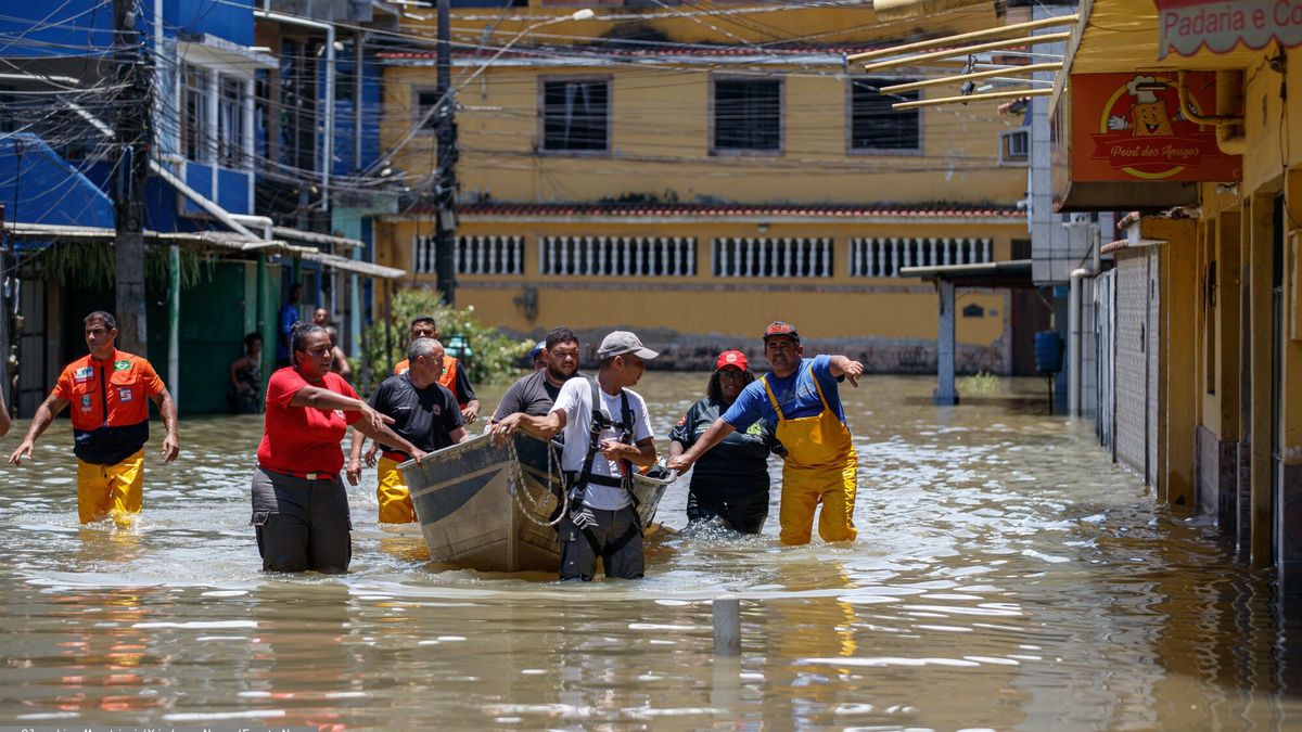 Podtopienia w Brazylii
(240116) -- RIO DE JANEIRO, Jan. 16, 2024 (Xinhua) -- Rescuers conduct rescue operation in Lote XV, Belford Roxo, Rio de Janeiro, Brazil, Jan. 15, 2024. The death toll from the storm that hit the southeastern Brazilian state of Rio de Janeiro on Sunday has risen to 12, with two more people reported missing, Governor Claudio Castro announced on Monday. (Photo by Claudia Martini/Xinhua)
Claudia Martini