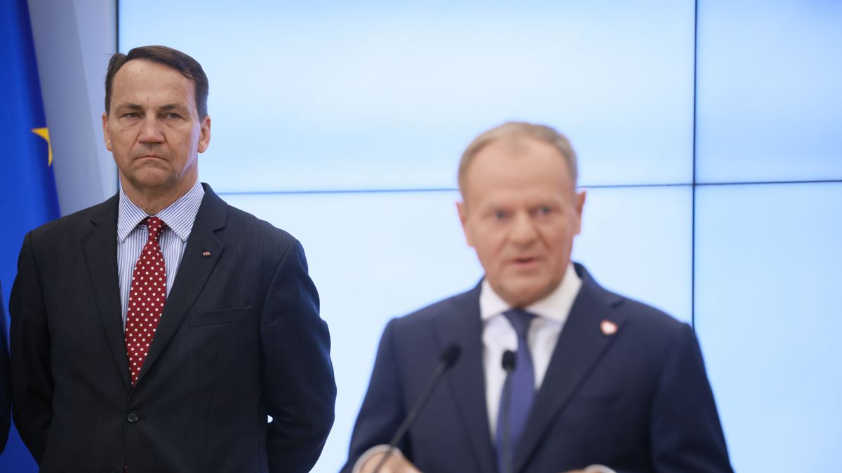 Donald Tusk, Rados�aw Sikorski
Warszawa, 23.07.2025. Premier Donald Tusk (P) oraz wicepremier, minister spraw zagranicznych Rados�aw Sikorski (L) podczas konferencji prasowej w KPRM w Warszawie, 23 bm. Szef rz�du przedstawi� szczeg�y rekonstrukcji swojego gabinetu. (mr) PAP/Leszek Szyma�ski
Leszek Szyma�ski
polityk, polityka, rekonstrukcja rz�du, rz�d premiera Donalda Tuska, zmiany w rz�dzie, zmiany w sk�adzie Rady Ministr�w, koalicja rz�dowa, rz�d koalicyjny