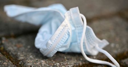Zmienił zastosowanie maseczki. W ten sposób się wkopał