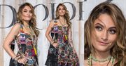 "Hipisowska" Paris Jackson w patchworkowej sukni eksponuje tatuaże