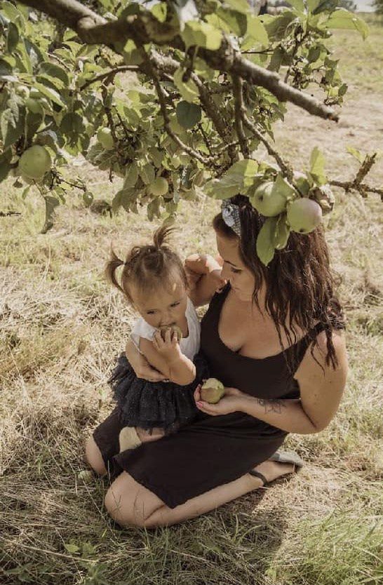 Marta Koźluk z córką pod jabłonką na Anielskiej Farmie