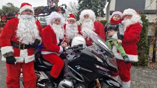 Wolbórz: Motomikołaje w Wolborzu. Odwiedzili na motocyklach z przedszkoli na terenie miasta i gminy. Przywieźli prezenty słodkie prezenty.