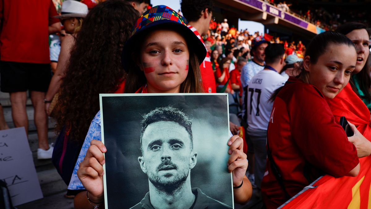 Kibice oddają hołd zmarłemu piłkarzowi