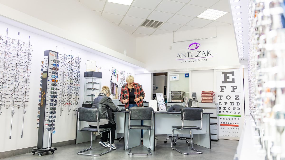 Zakład Optyczny Antczak działa na toruńskiej Starówce od ponad 50 lat. Jak podkreśla Joanna Antczak, córka założyciela i obecna właścicielka salonu, najważniejsze są uczciwość oraz indywidualne podejście do każdego klienta.