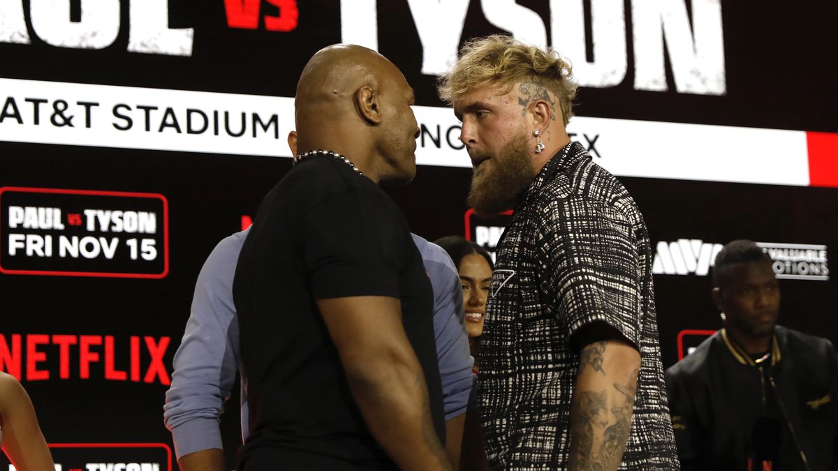 Former heavyweight boxing champion Mike Tyson (L) and YouTuber and professional boxer Jake Paul come face to face during a pre-fight press conference at the Javits Center in New York, New York, USA, 18 August 2024. The Tyson Paul heavyweight bout will be held at the AT&T Stadium in Arlington, Texas on 15 November 2024. EPA/Peter Foley Dostawca: PAP/EPA.