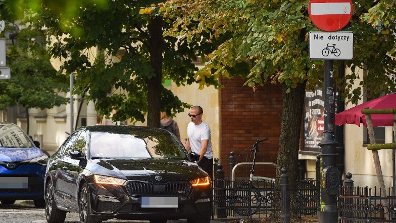 Marcin Hakiel parkuje na ścieżce rowerowej