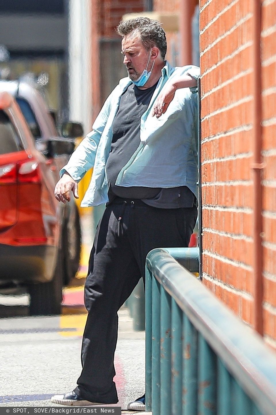 Zmęczony Matthew Perry wyłania się z budynku w Beverly Hills