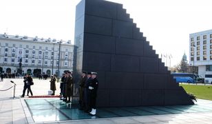 Pomnik smoleński na placu Piłsudskiego zostanie rozbudowany. Pojawi się nowy element