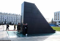 Pomnik smoleński na placu Piłsudskiego zostanie rozbudowany. Pojawi się nowy element