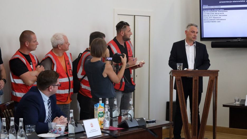Radni miejscy obradowali nad sytuacją w Jeremiasie. Radni apelują o dialog, prezes firmy nie podaje ręki szefowi związku