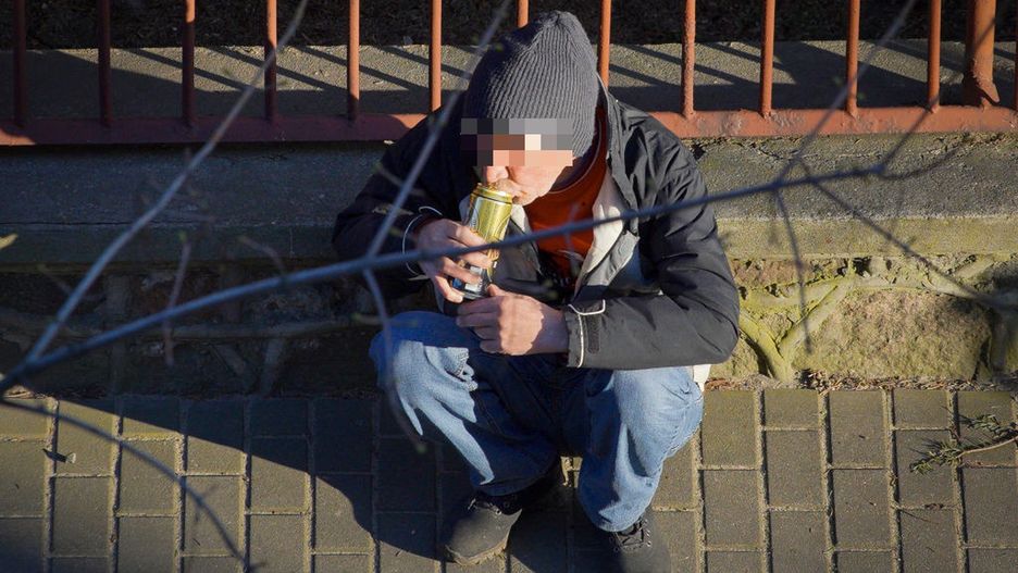 Warszawa. Więcej osób pijących alkohol na ulicach