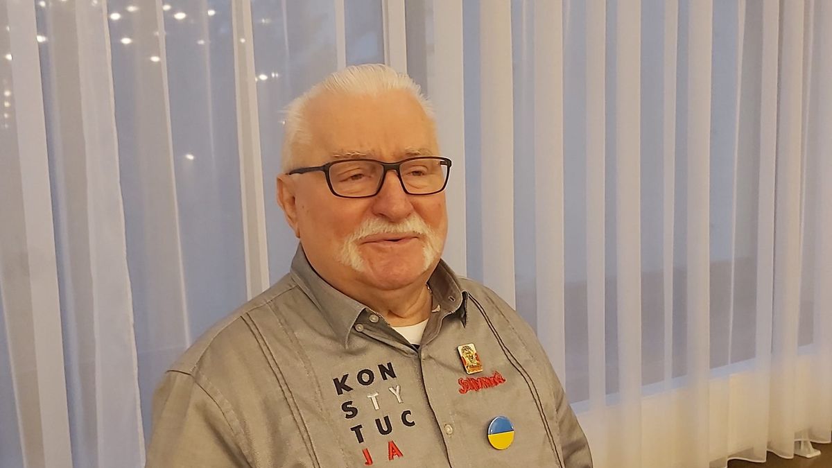 Lech Wałęsa w oczekiwaniu na expose Donalda Tuska.