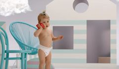 Biedronka reklamuje w telewizji pieluchomajtki Dada