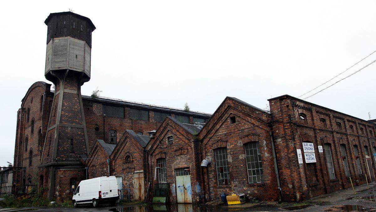 Prz�dzalnia Czesankowa ELANEX
Czestochowa, 09.09.2010. Prz�dzalnia Czesankowa ELANEX w likwidacji.
(wroa) PAP/Waldemar Deska
Waldemar Deska
Cz�stochowa, Elanex, prz�dzalnia, czesankowa, ruina, zabytek, budowla, architektura, wie�a, likwidacja, zak�ad