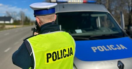 Zatrzymane prawo jazdy, mandat karny i punkty karne dla 19-latka w BMW