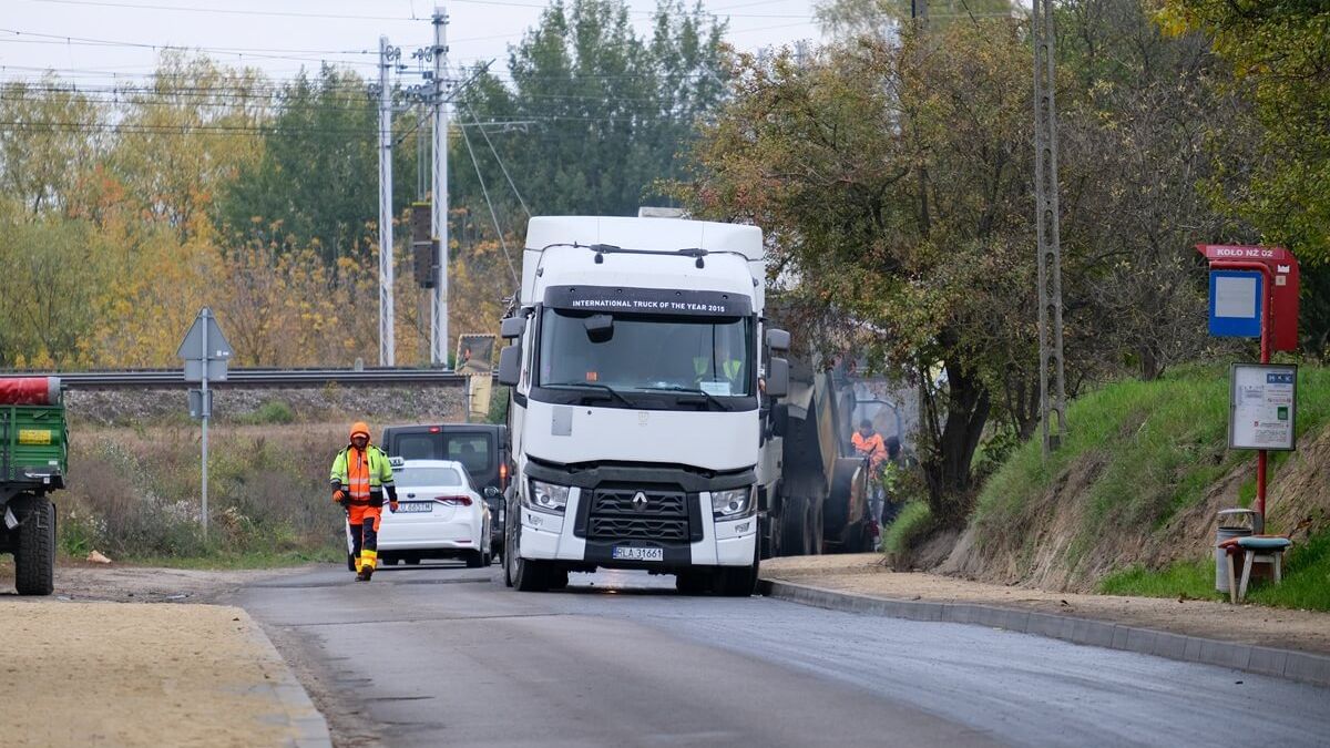 Drogowcy układający asfalt na ul. Janowskiej