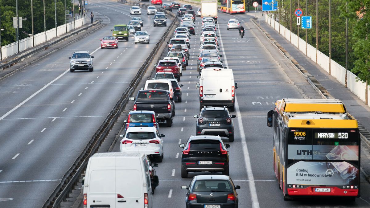 Premier obiecał, że na buspas wjadą auta w których jest co najmniej czterech pasażerów