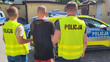 Sąsiedzkie spotkanie zakończyło się brutalnym atakiem. 53-latek z zarzutami
