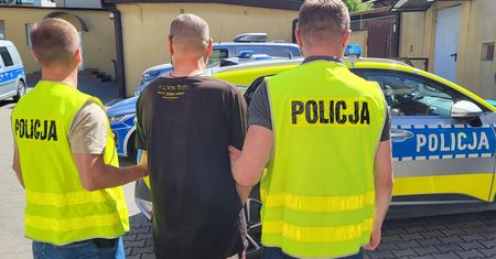 Sąsiedzkie spotkanie zakończyło się brutalnym atakiem. 53-latek z zarzutami