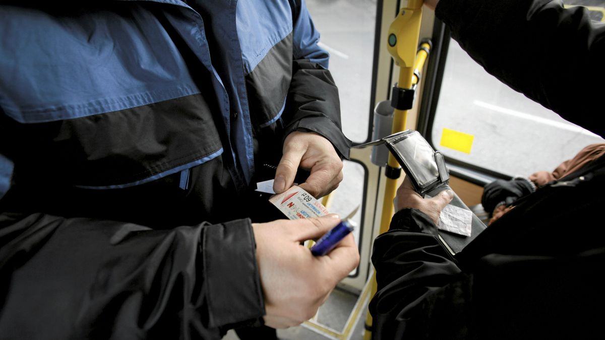 03.03.2010 KATOWICE , KONTROLER KZK GOP SPRAWDZA BILETY W TRAMWAJU LINI 16 . 
FOT . MARTA BLAZEJOWSKA / Agencja Wyborcza.pl
Fot. Marta B=a�ejowska / Agencja Wyborcza.pl
KONTROLA BILETOW, KANAR, KOMUNIKACJA, TRAMWAJ