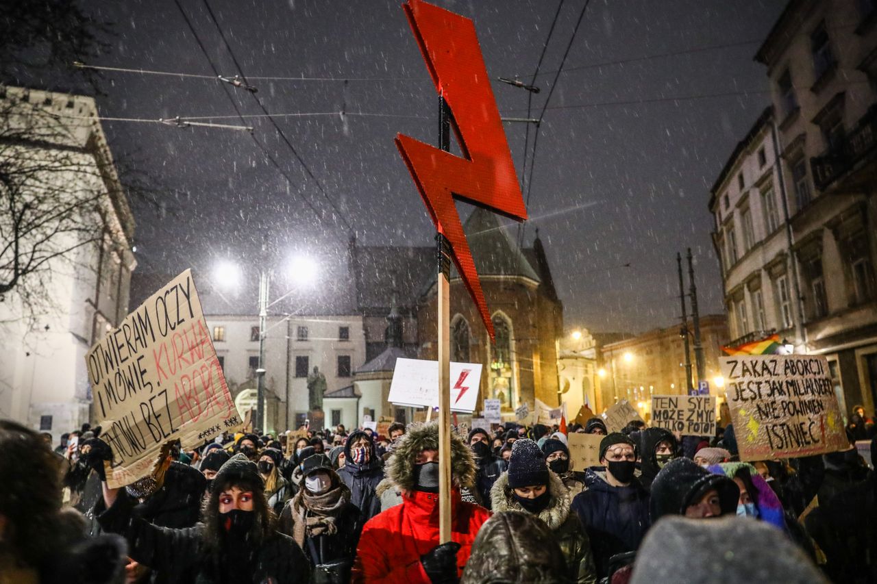 Symbol błyskawicy na proteście kobiet przeciwko zakazowi aborcji,  Kraków, Polska, 29.01.2021 r. 