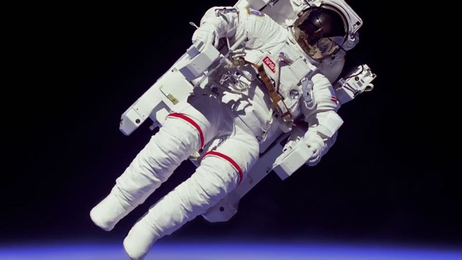 Astronauta w kosmosie.