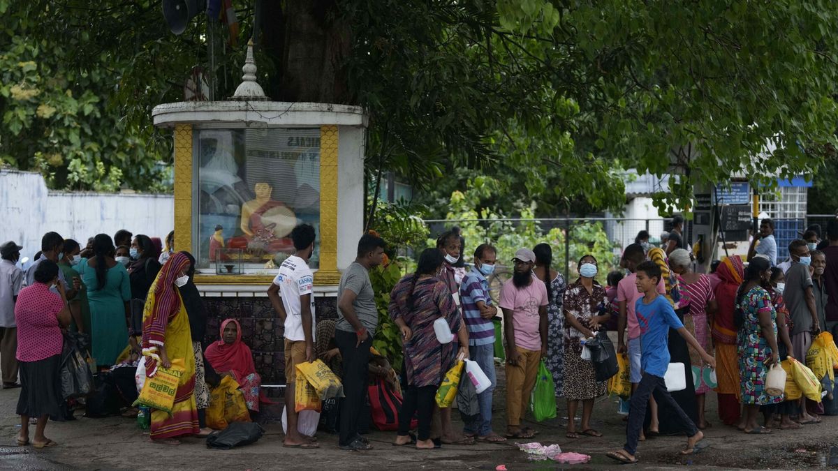 Długa kolejka przed stacją benzynową w Kolombo. Ludzie czekają na dostawę paliwa