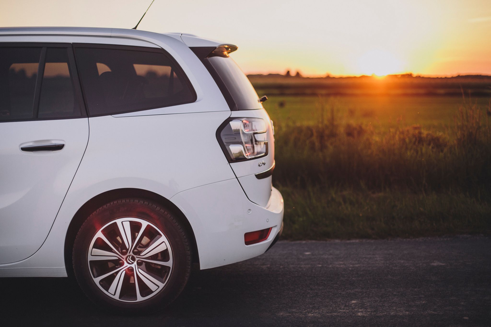 Citroen Grand C4 Picasso tył i zachodzące słońce