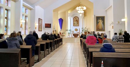 Poznań. Ksiądz podważa legalność limitów w kościołach