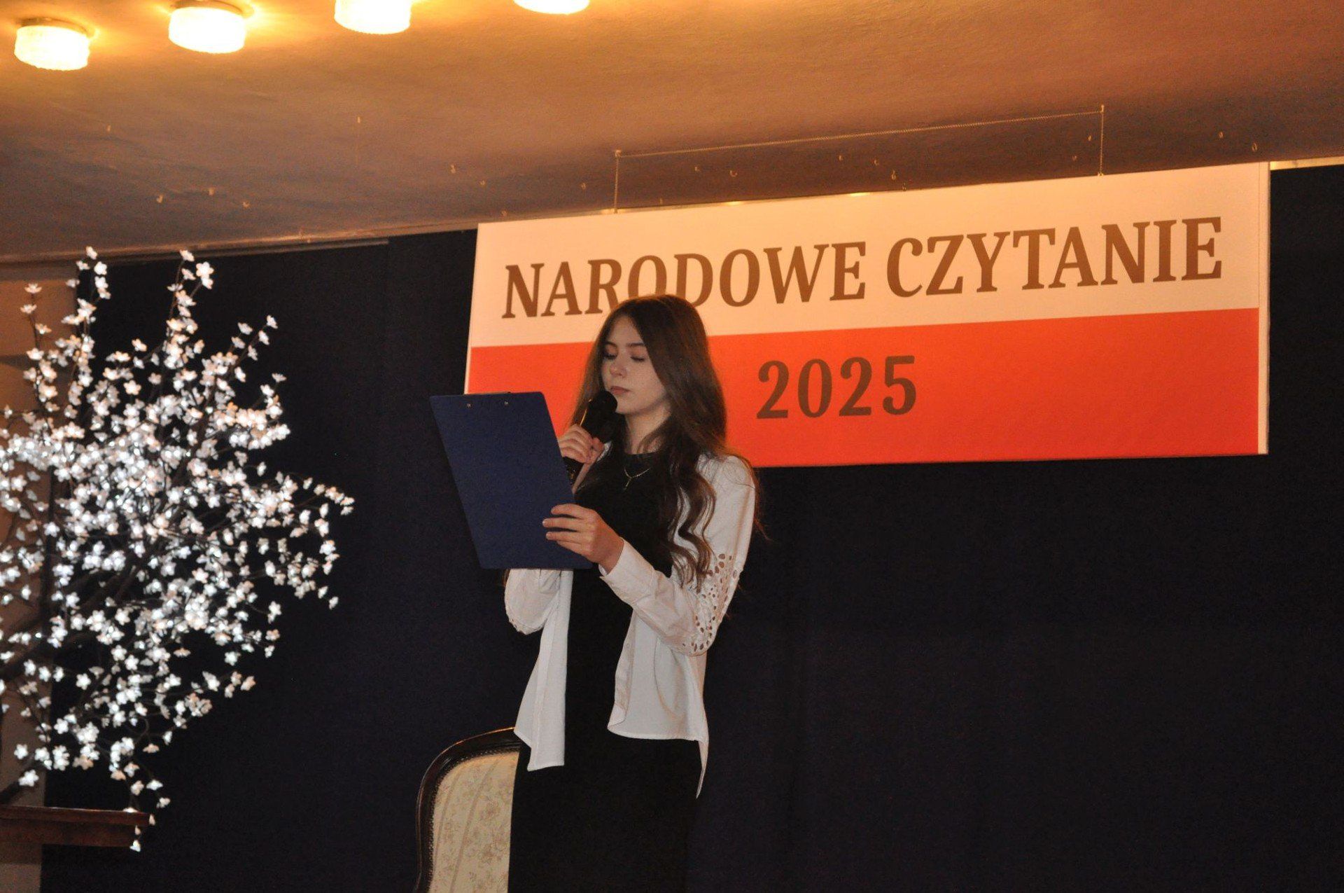 Czytanie poezji Jana Kochanowskiego w koneckie Szkole Podstawowej nr 1